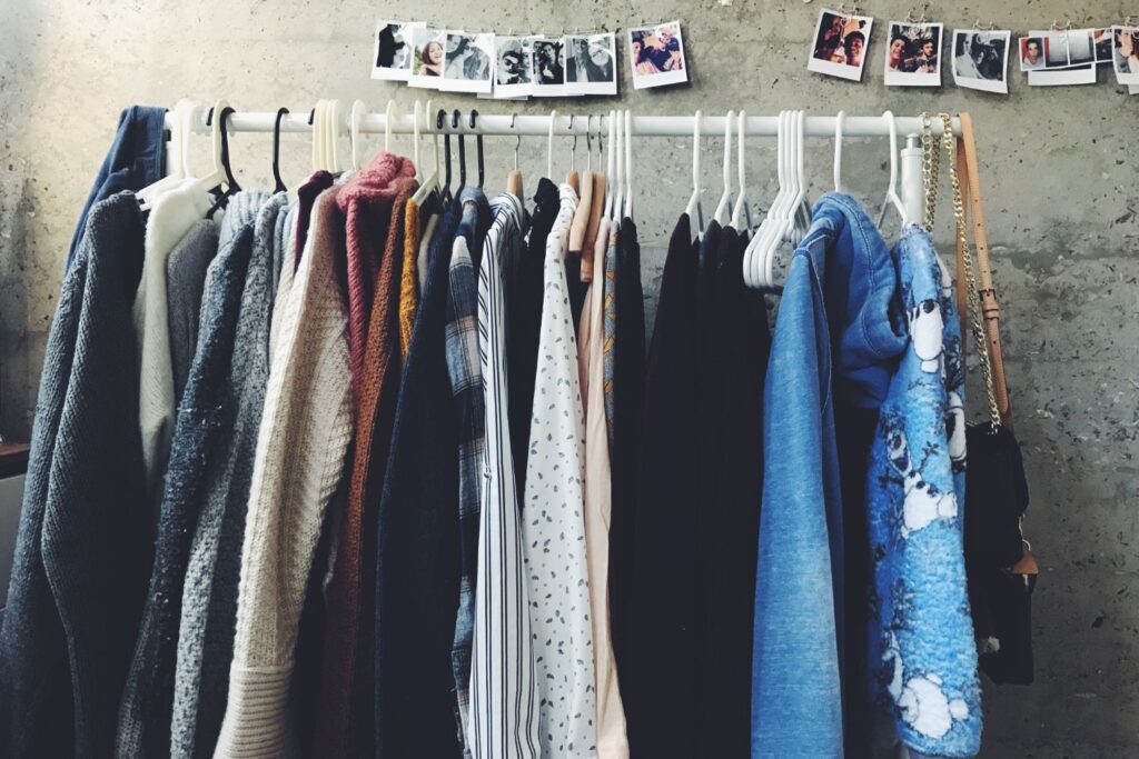 Cum contribuie moda second-hand la reducerea cererii pentru fast fashion