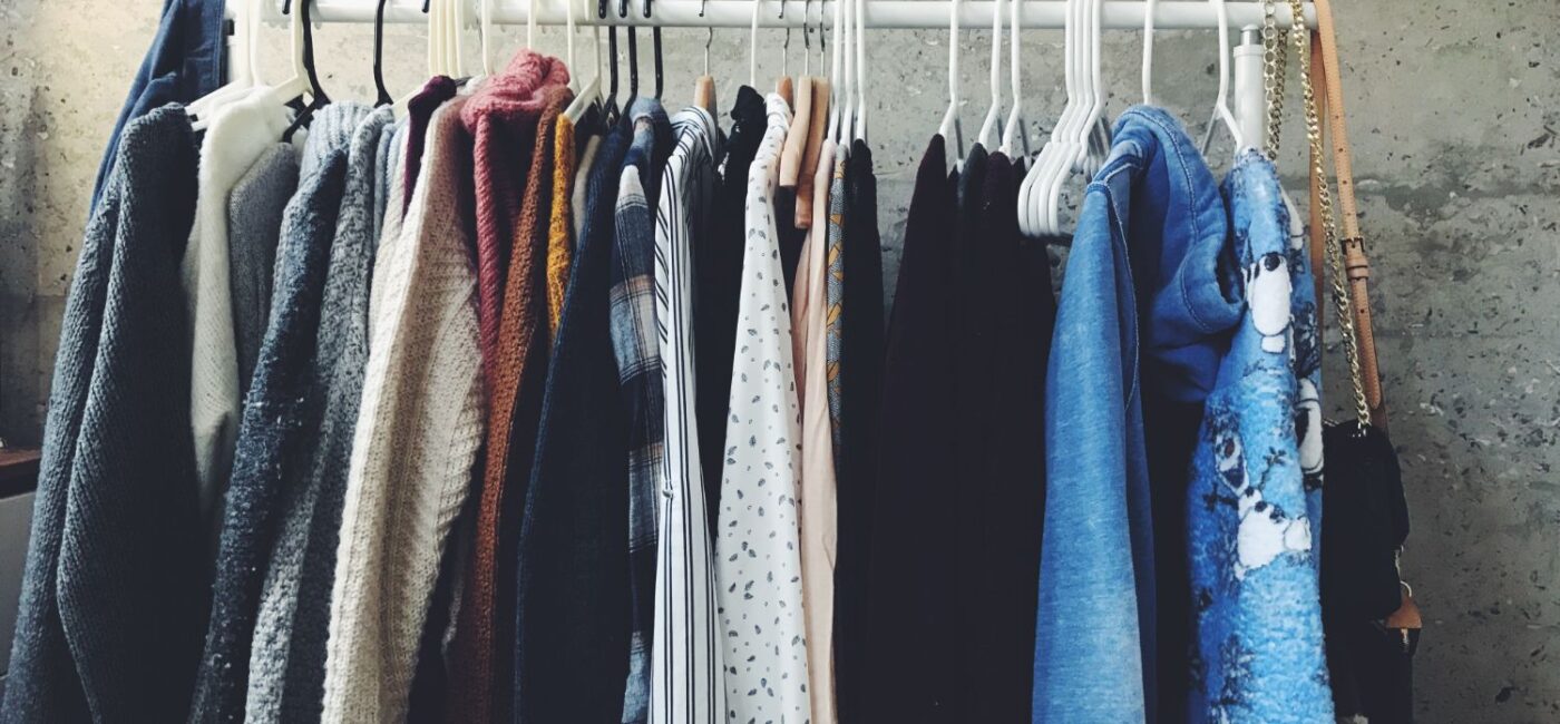 Cum contribuie moda second-hand la reducerea cererii pentru fast fashion