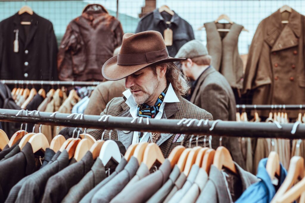 Beneficiile achiziționării de produse second hand: Pantofi și haine cu o a doua viață