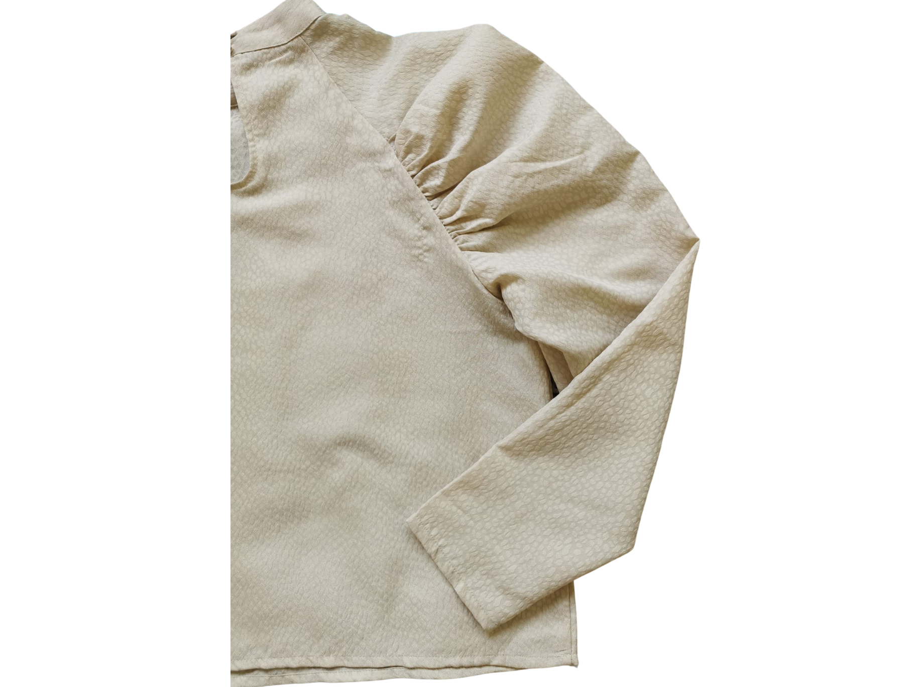 Bluză crem H&M Damă – Mâneci bufante, design elegant și indrăzneț